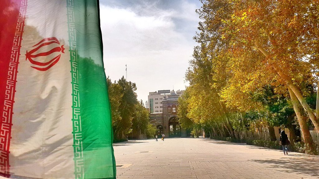 عکس پرچم ایران سردر باغ ملی و پرچم ایران