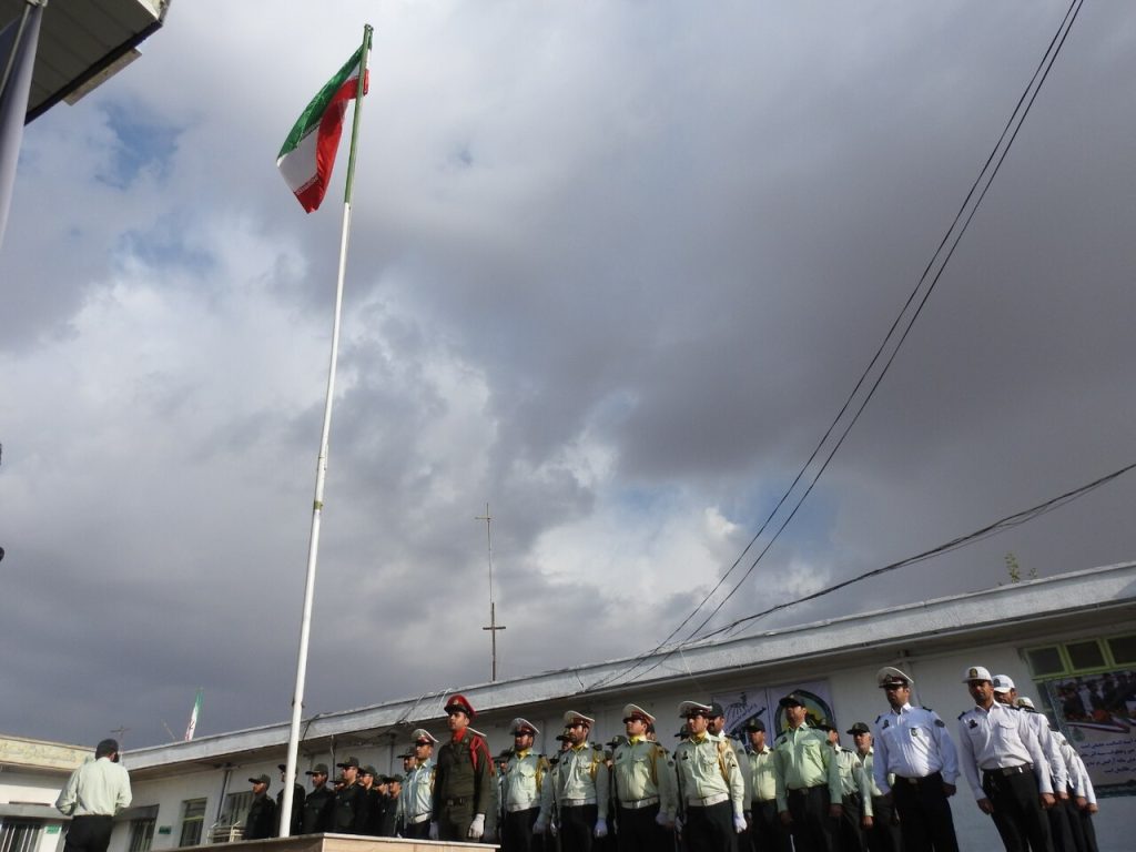 عکس پرچم ایران افراشتن پرچم ایران در نیروی انتظامی ازنا
